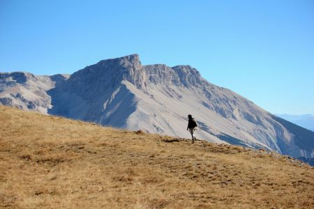 La Tête d’Aurouze et la Combe de la Cluse en descendant du Haut Bouffet (11/2016).