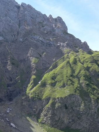 Dans l’ombre, les parois des pointes de la Blonnière.