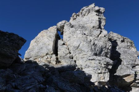 Lucarne à la brèche du Monte Camoscere.