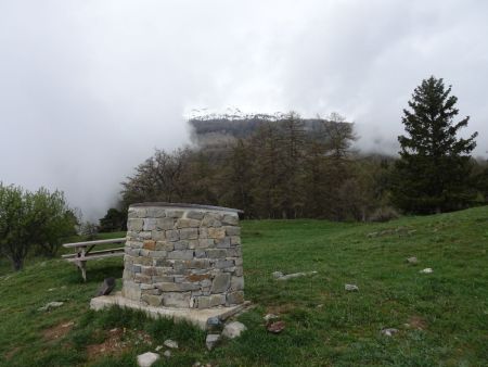 Crêt de la Parenche : au loin, la pointe des Chaudannes