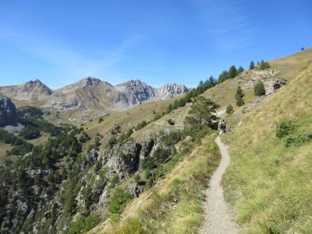 Après le col de la Lauze on chemine en balcon