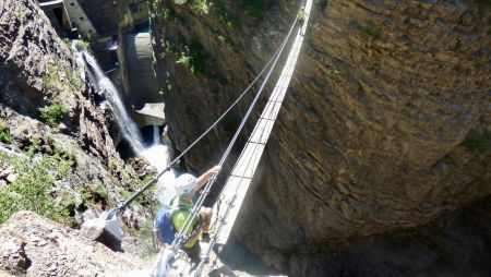 C’est parti : la première passerelle.