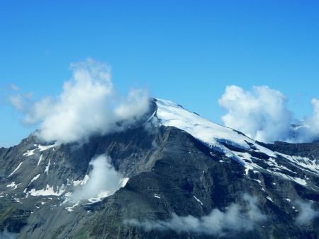 La pointe de Charbonnel léchée par les cumulus en formation.