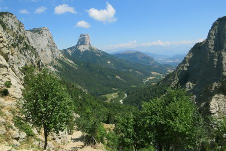 On voit le panneau du Pas de l’Aiguille à gauche du sentier tout en bas.