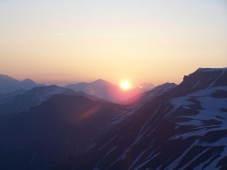 Lever du soleil derrière la Grande Casse.