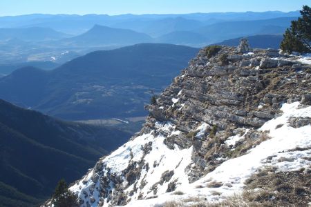 Le cairn sommital et la vue vers le sud