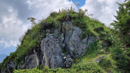 Le bastion sommital à contourner par la droite