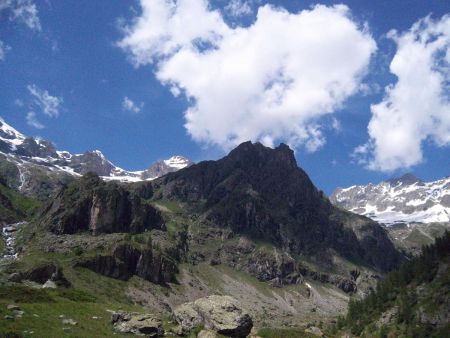 sur la crète, le refuge du pigeonnier à 2423 m