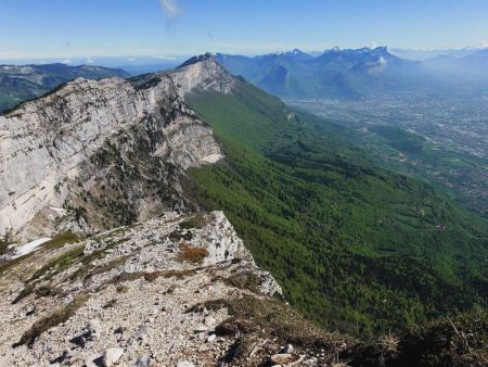 Falaises du Vercors nord jusqu’au Moucherotte, la Chartreuse en arrière-plan. 