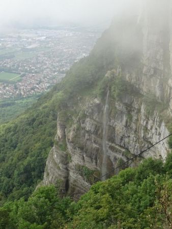 Au loin, la cascade de l’Oule