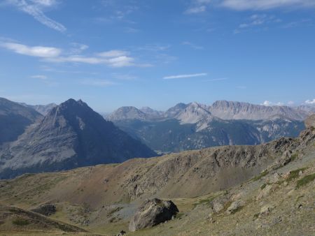 Du col, vue sur l’Izoard entre le sommet de gauche, le Lasseron et le sommet aplati de Clot la Cime