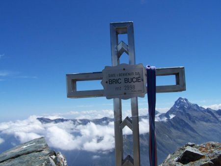 Bric Bouchet, la croix sommitale.