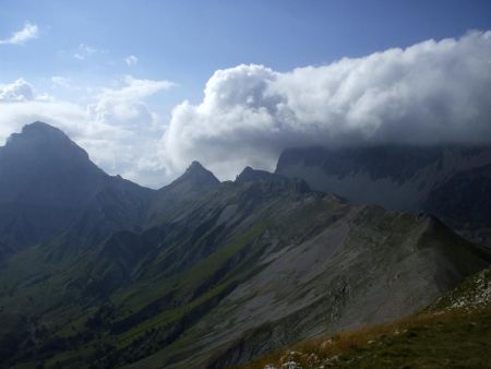 les nuages engloutissent la crête des Aiguilles