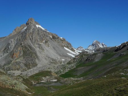 Dans le rétro. Bec de Lièvre. Meyna. Lac sans nom.