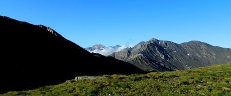 Arrière plan : le Mont de Salsa et le Bric de Rubren. Premier plan : la Punta dell’Alp et le Pic de Caramantran.