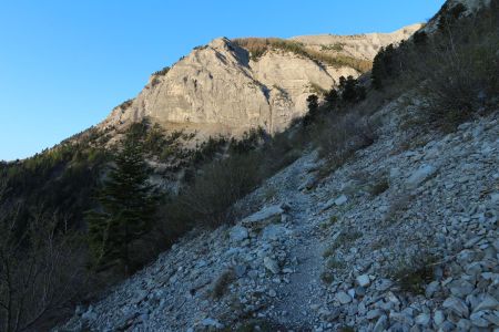 Sentier sous les falaises.