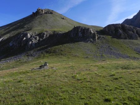 En montant après avoir croisé le chemin reliant le col de la Gipière de l’Orenaye à celui de Roburent