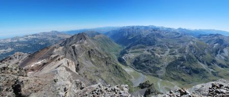 La station de Piau et au loin le Haut Luchonnais.