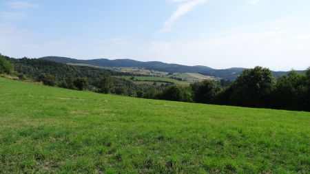 De Croix Fayard, vue sur le crêt de la Chèvre au centre.