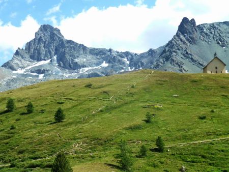 De retour dans la vallée, un dernièr regard vers la chapelle.