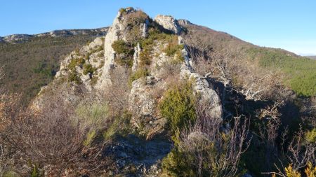 Le sentier balisé contourne ce ressaut par la droite.