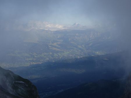 Dans une trouée, Mégève, et au loin le Mont Pourri.