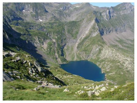 Au dessus de l’Etang Rond, on distingue l’Etang Long bloqué par le verrou rocheux