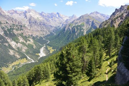 La descente s’effectue sur un sentier très agréable avec de nombreux lacets