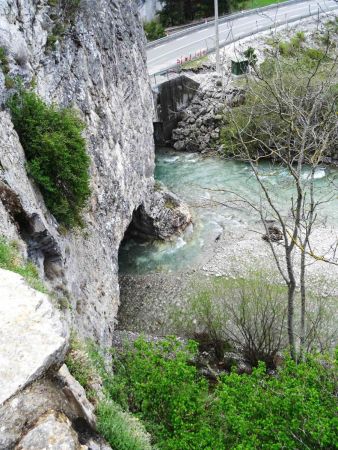 Le Grand Buëch qui passe dans ses deux tunnels sous la roche, sous la route et sous la voie ferrée