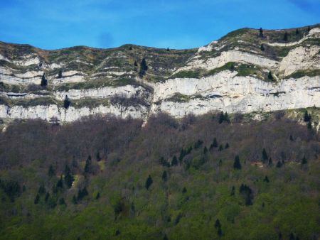 Vue du troisième quart de la vire : au centre, le couloir à remonter pour changer d’étage