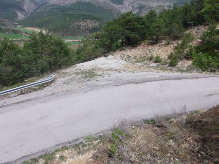 Lieu de l’amorce du sentier au départ de la route pour l’épingle sous le point IGN 944m.