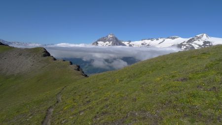 La nappe de brume stagne au-dessus de la Maurienne.