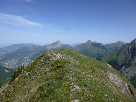 Descente par la crête des montagnes de la Lanche.