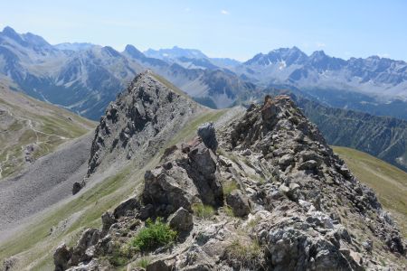 Sur la crête ; contourner à droite côté Ceillac pour ensuite descendre la pente herbue raide qu’on voit à gauche côté Saint-Véran