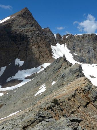 Vue arrière sur l’arête, que domine la Grande Aiguille Rousse