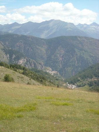 Loin en bas, le village de Roubion