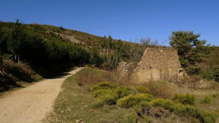 Ruines et Croix de Chirol.