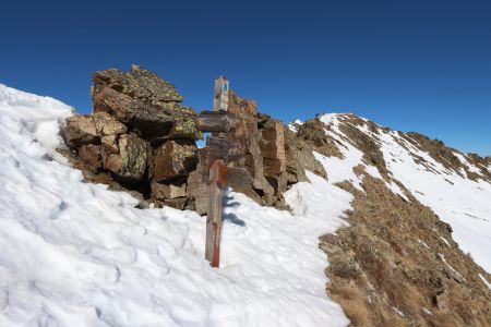 La pancarte au col sur l’arête.