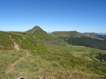 Puy de Peyre Arse : Puy Mary à gauche et Puy de la Tourte au fond