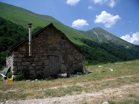 Cabane des pâtres sous la crête de jiboui et le mont barral.