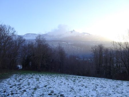 Au loin, la croix du Nivolet