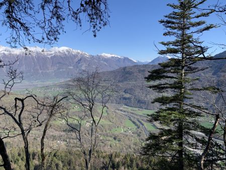 Vue plongeante sur le débouché de la Maurienne depuis le rocher des Bruyères