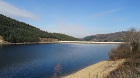 Lac et barrage du Dorlay.