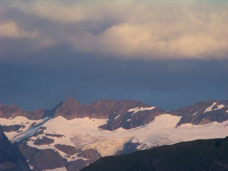 Ciel d’orage sur les dômes de la Vanoise le matin.