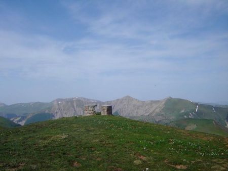 Table d’Orientation devant le massif des Monges.