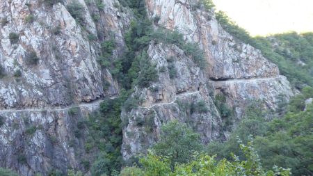 En face, sentier retour dans la falaise