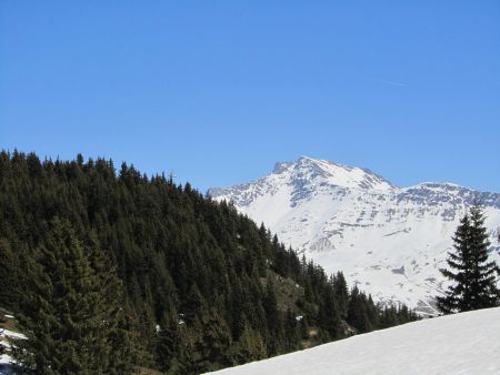 La croix à gauche du Cheval Noir.