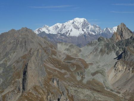 On devine le refuge et le lac de Presset.