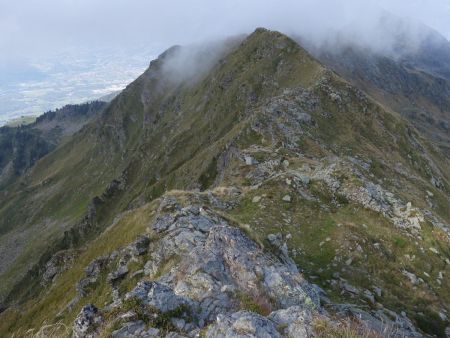 En direction de la Tuile, croquée par les nuages.