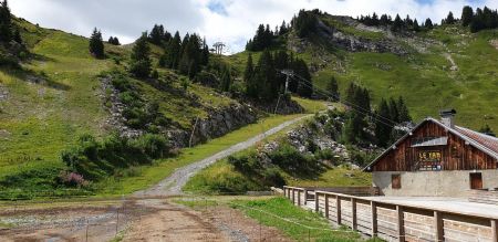 La piste d’accès au col